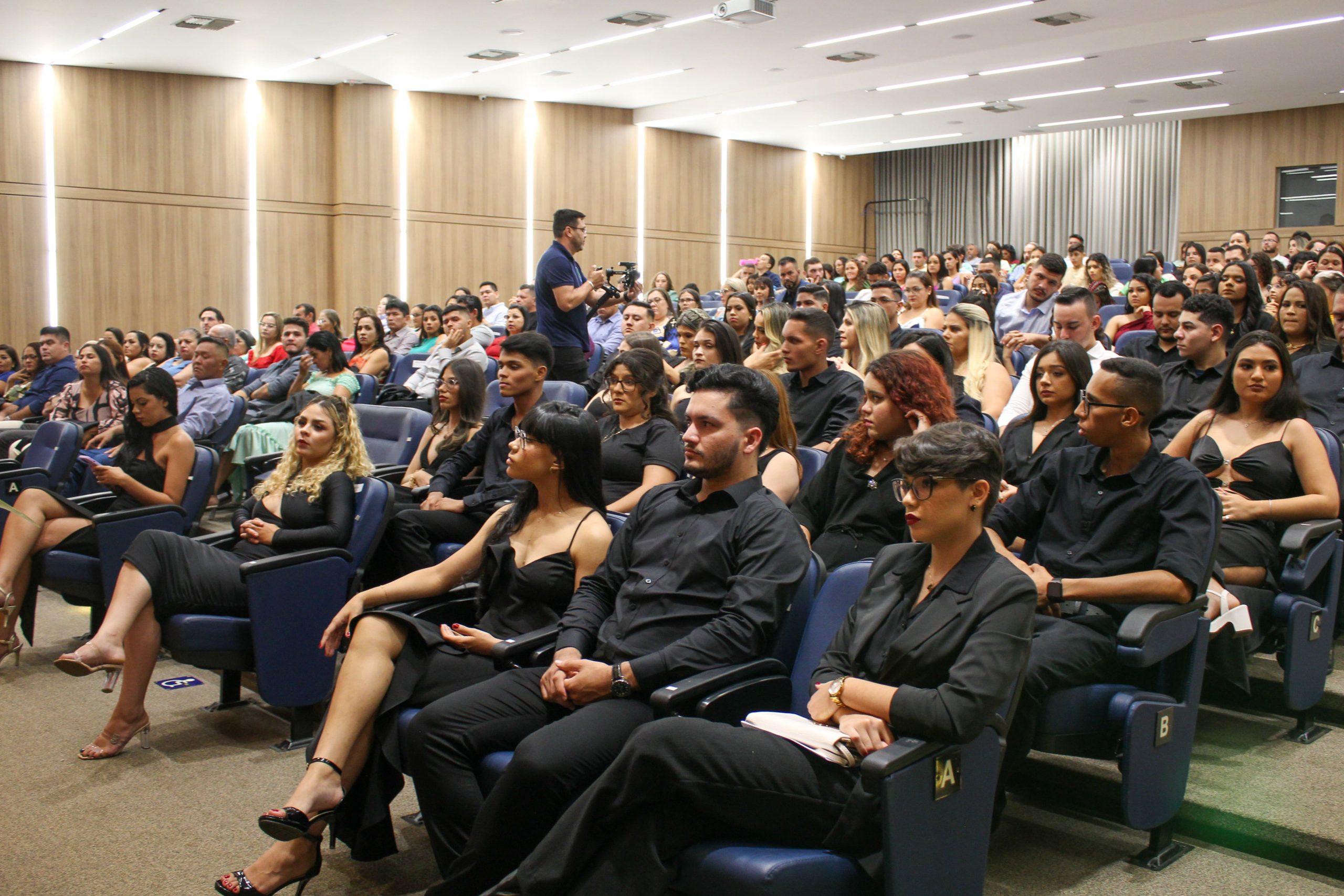 Cerimônia Solene Marca a Entrega das Carteiras de Identidade Profissional  aos Novos Nutricionistas — FIMCA - Centro Universitário Aparicio Carvalho