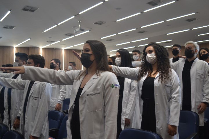 Cerimônia do Jaleco: Medicina T XIX — FIMCA - Centro Universitário Aparicio  Carvalho